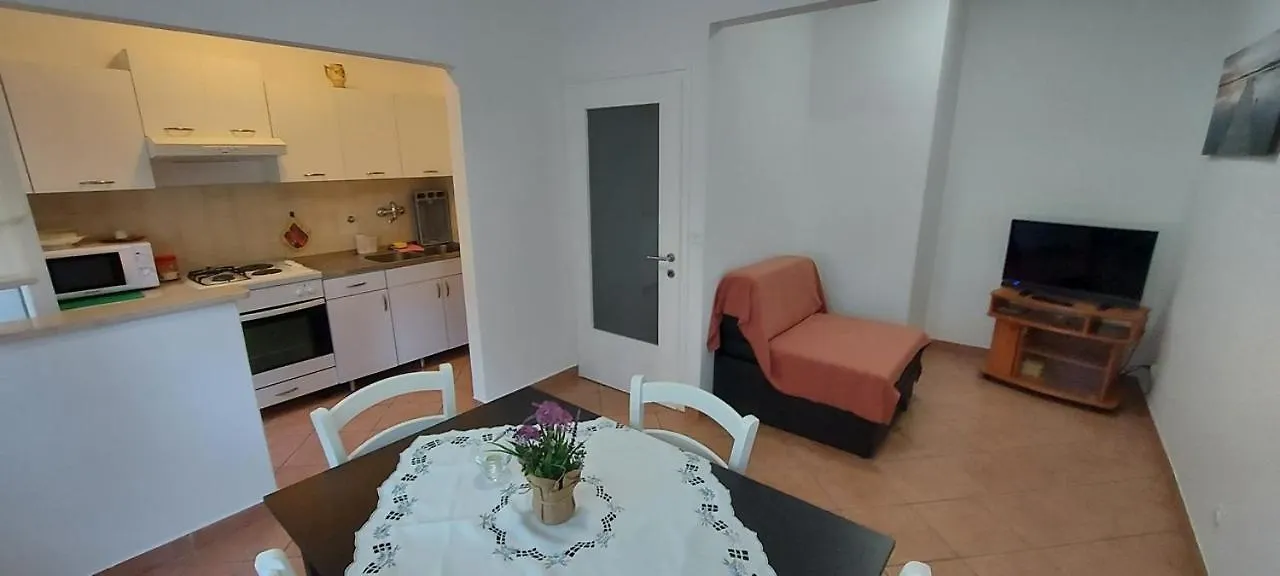 Danijela Apartment Pula 0*,